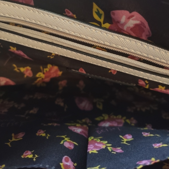 Betsey Johnson White Purse Floral Print Interior w/ Large Bow - Picture 6 of 15